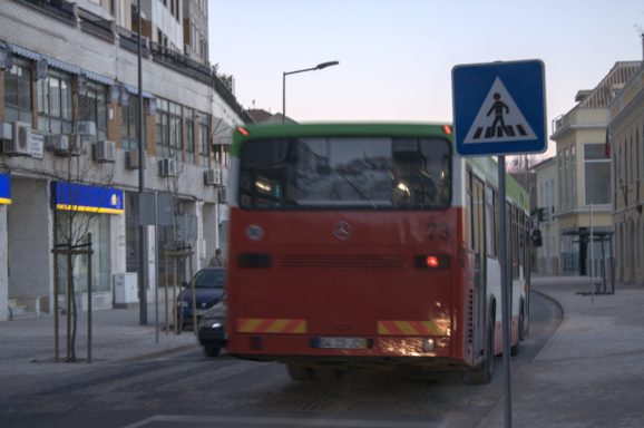 Kurz davor, an der Haltestelle anzukommen, um Fahrgäste aussteigen zu lassen.