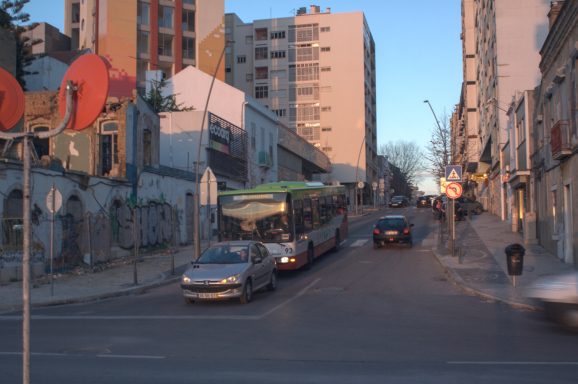 Dienst - 2. Nach Barreiro Terminal (ring). Zwischen Alf. da Silva Allee und Miguel Pais straße.